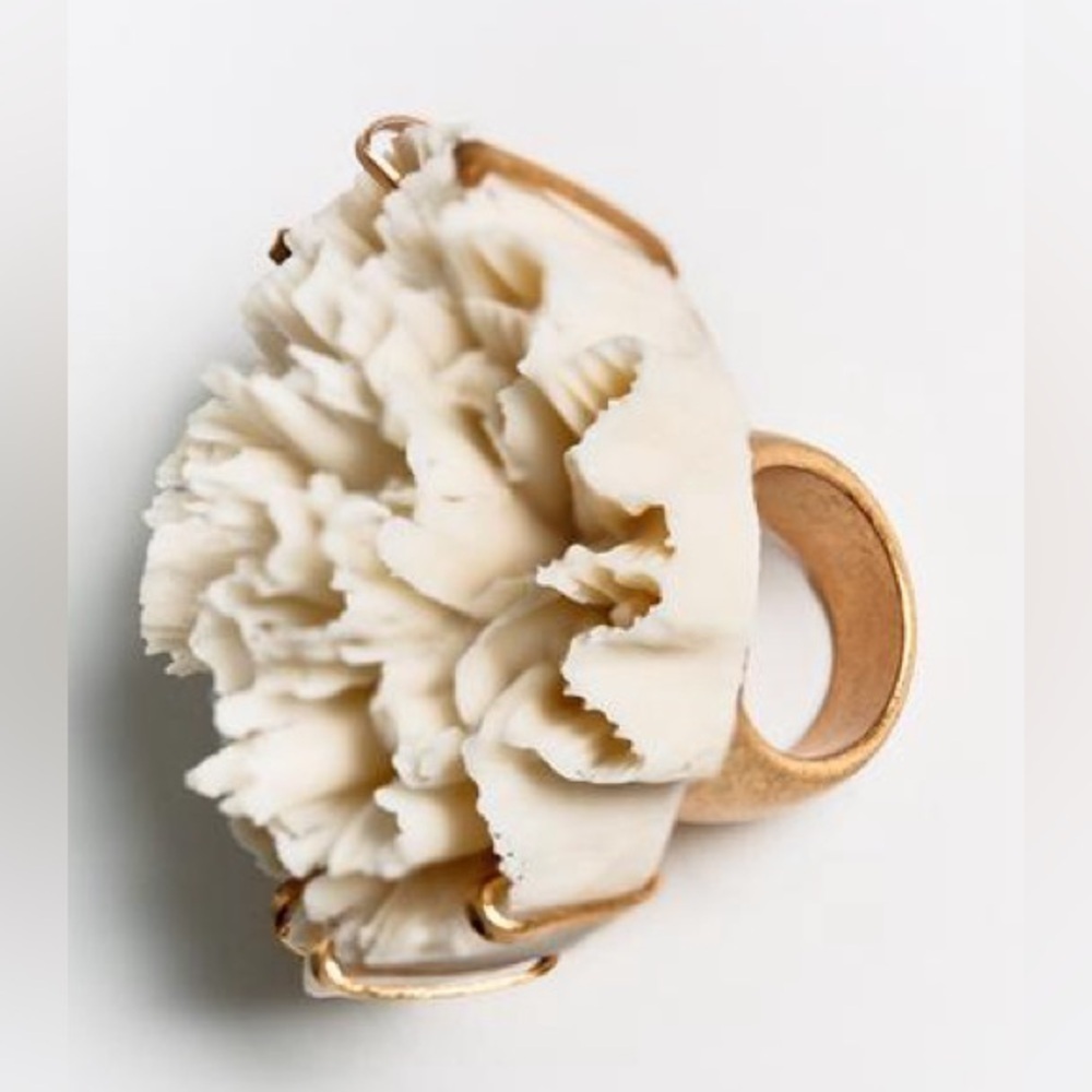 NWT. Zara Cream Maxi Metal Ring with Resin Flower Appliqué. Size S.